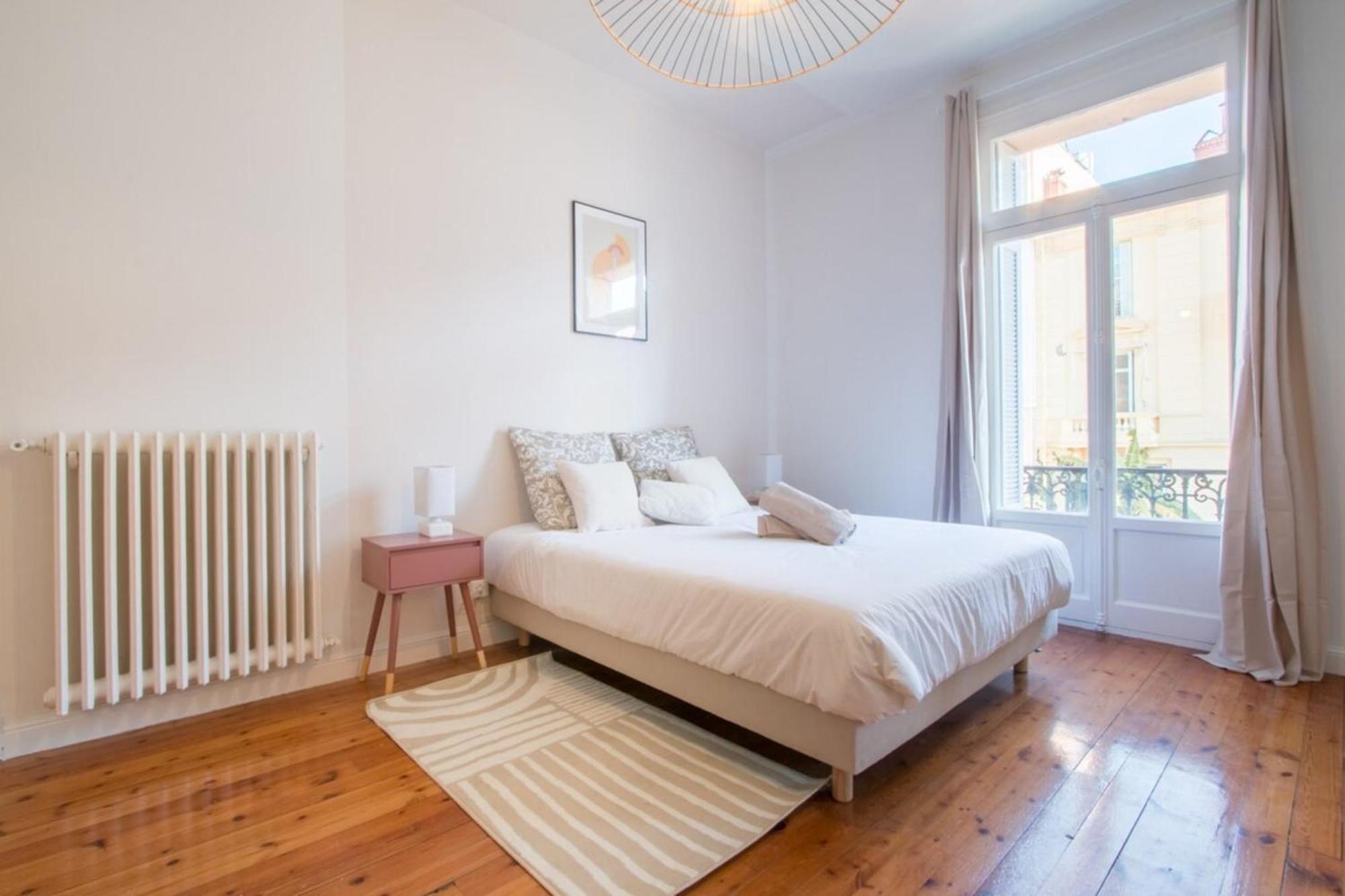 Spacious 2-Bedroom In The Centre Of Menton Exterior foto