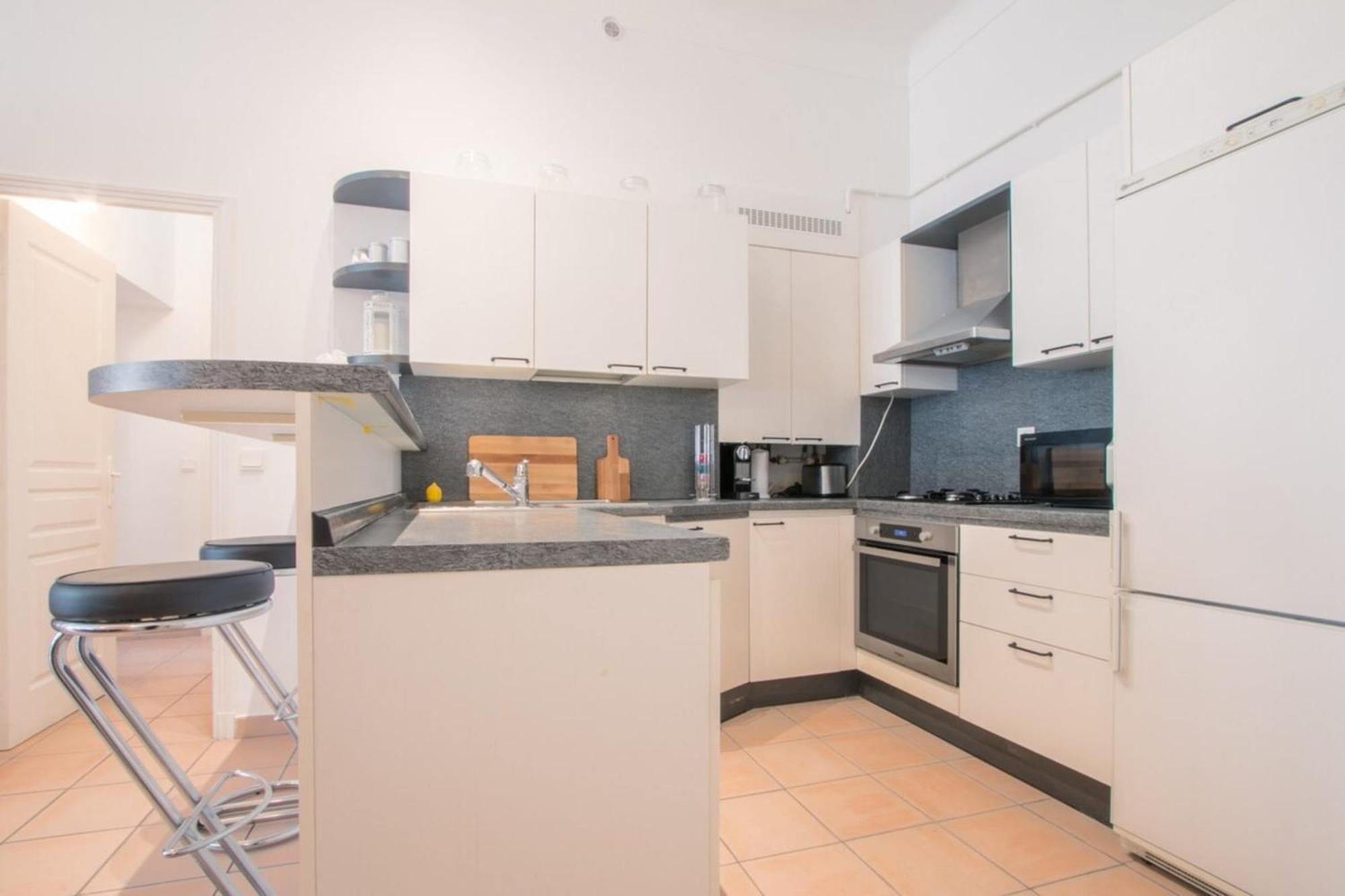 Spacious 2-Bedroom In The Centre Of Menton Exterior foto