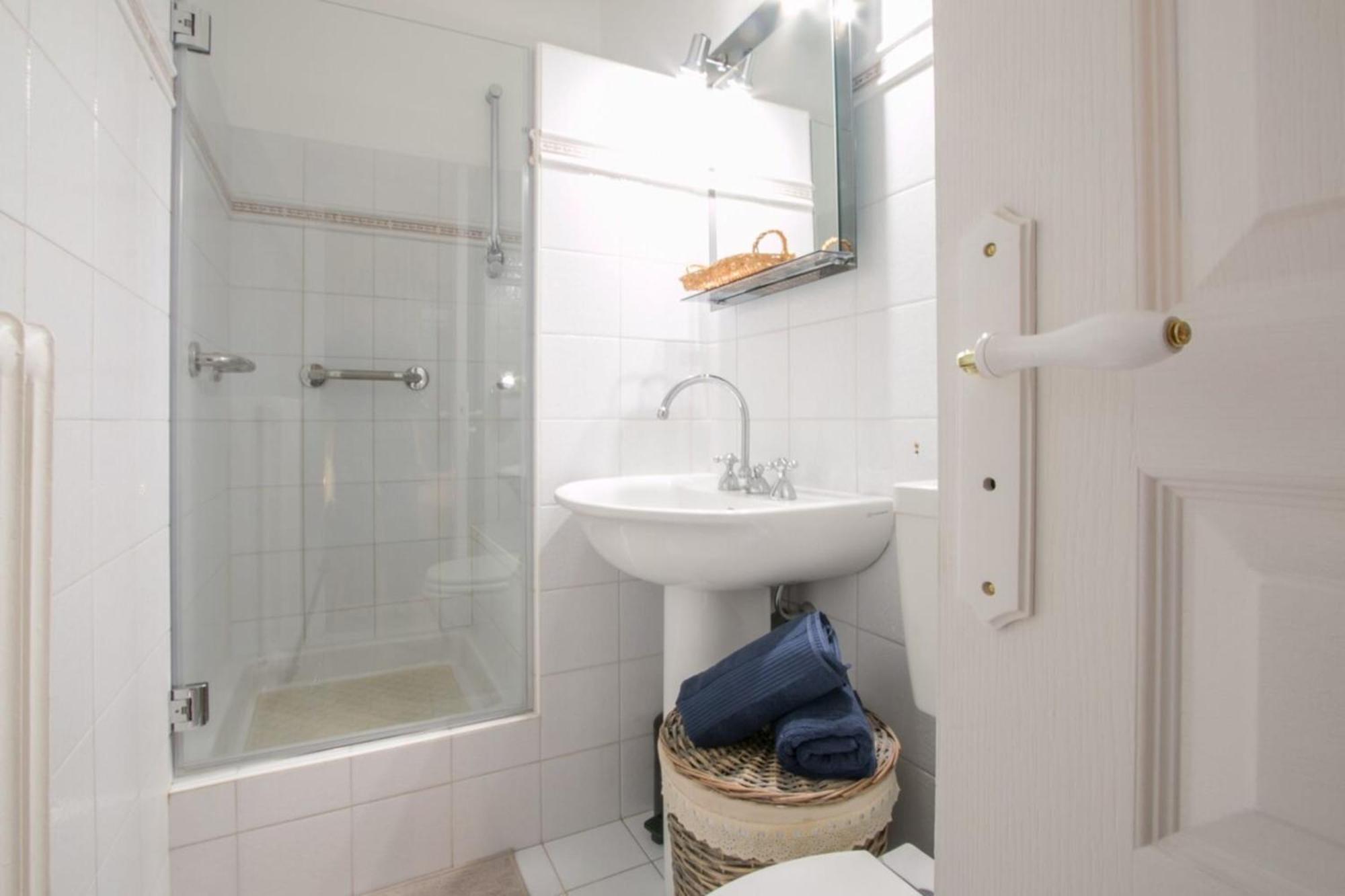 Spacious 2-Bedroom In The Centre Of Menton Exterior foto